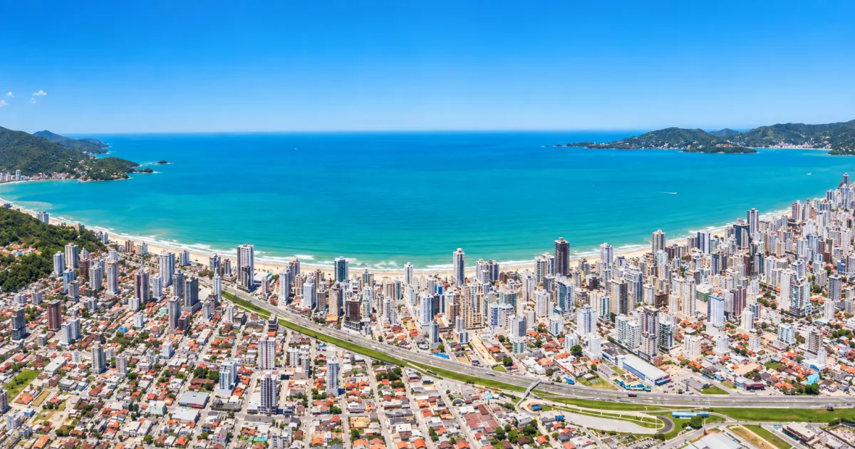 Vista aérea do bairro Morretes e da região de Meia Praia, em Itapema,