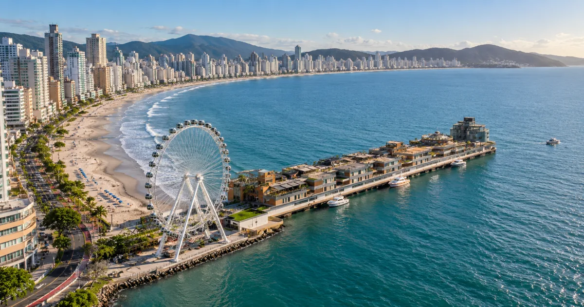 Imagem editorial realista inspirada no Píer Oporto e na It! Wheel de